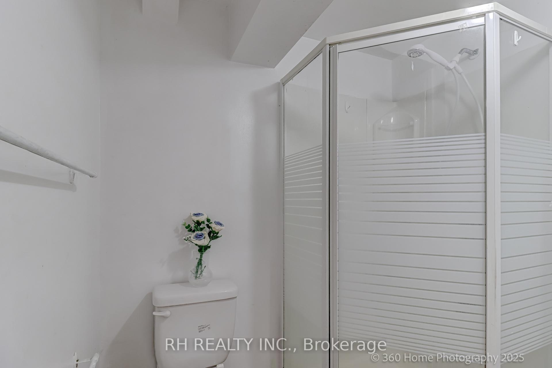 4 Bedrooms Condo at 25 Collinsgrove, Toronto For sale