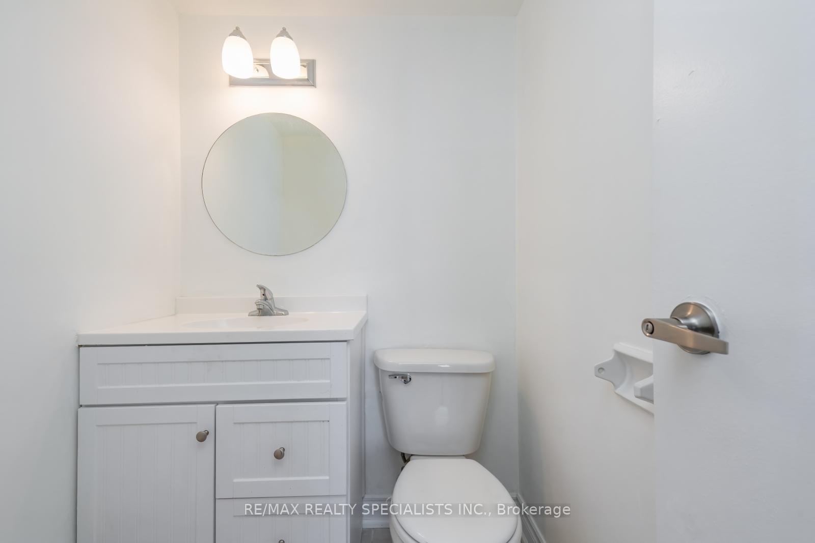 3 Bedrooms Condo at 2556 Argyle, Mississauga For sale