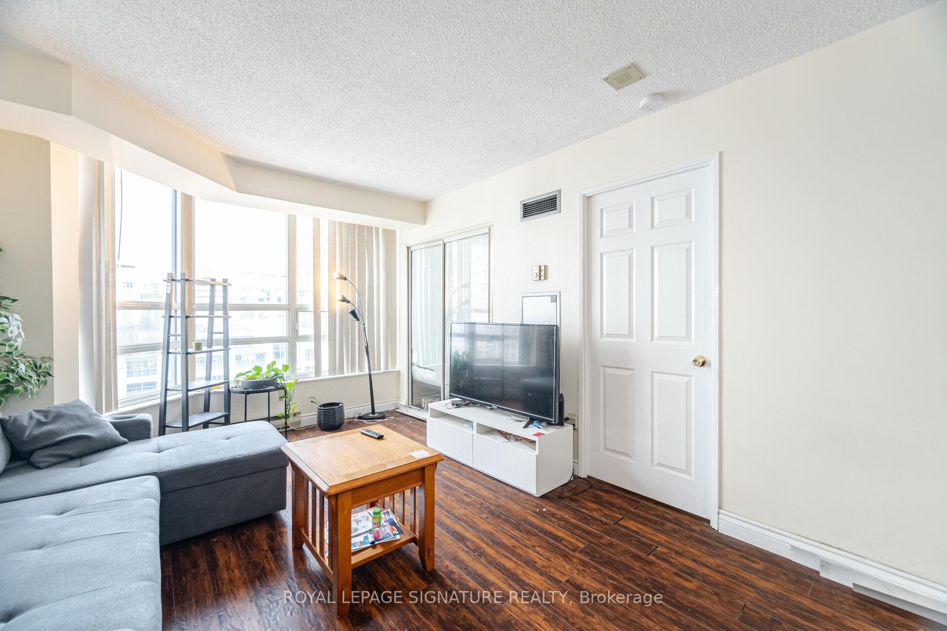 3 Bedrooms Condo at 250 Webb, Mississauga For sale