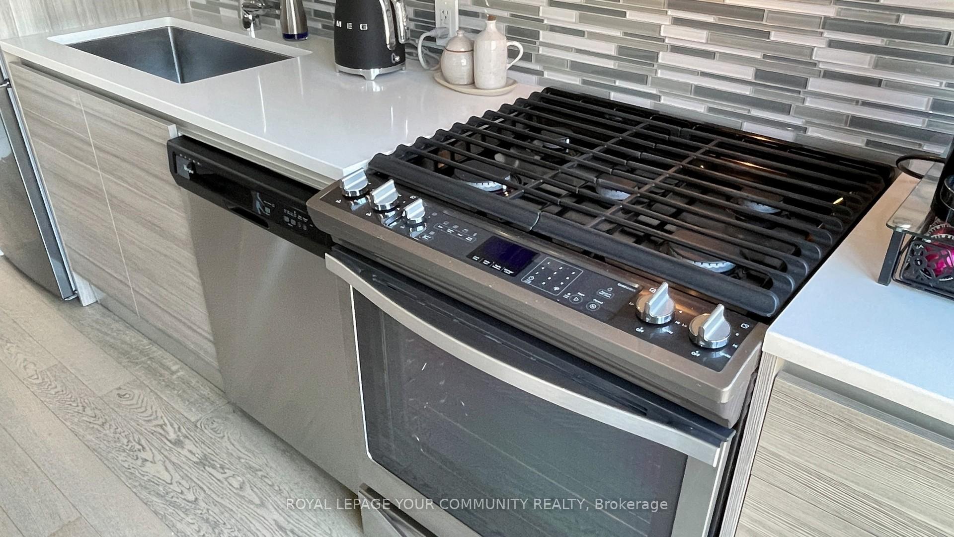 2 Bedrooms Condo at 111 Bathurst, Toronto For sale