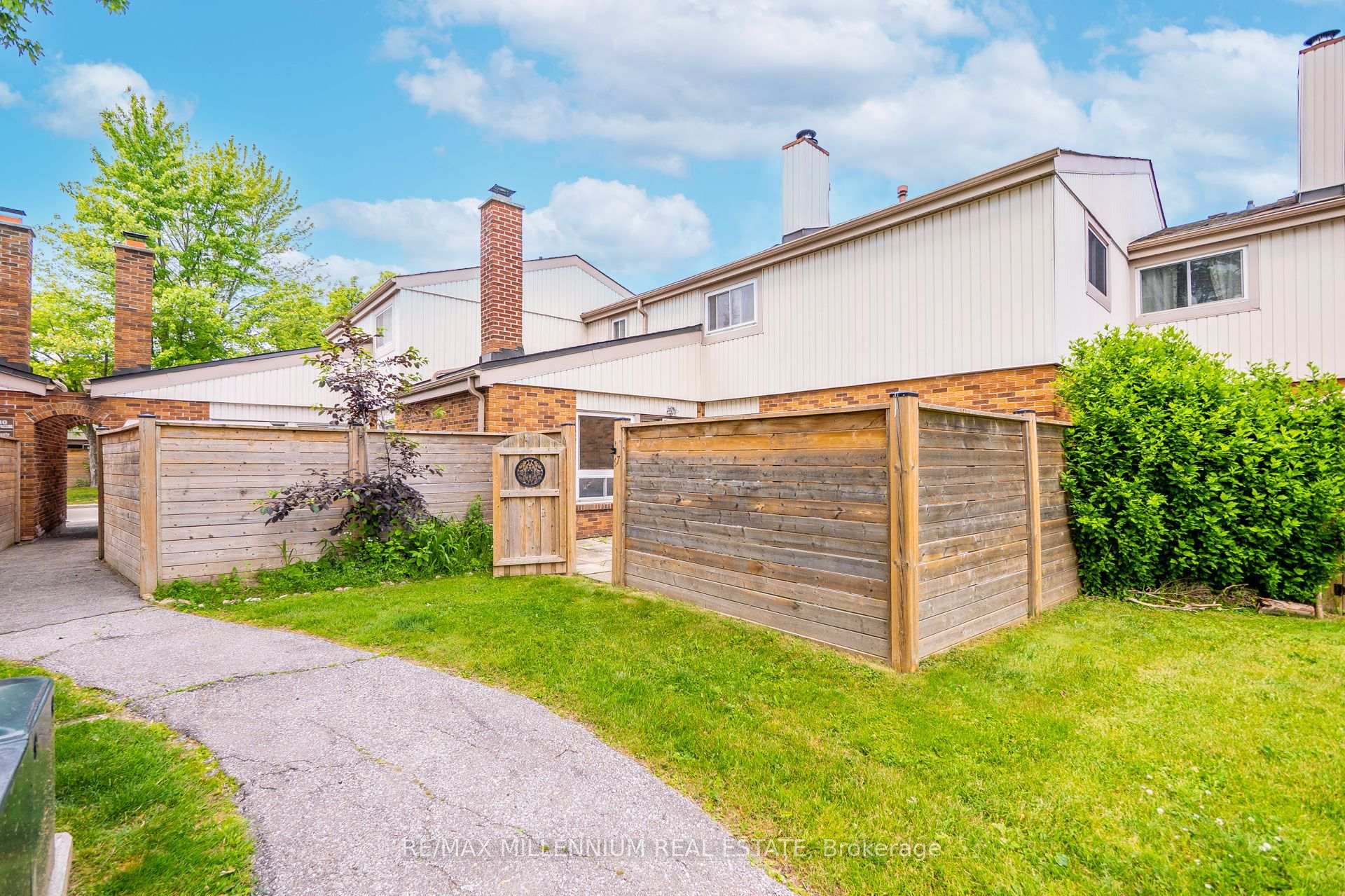 4 Bedrooms Condo at 3339 Council Ring, Mississauga For sale
