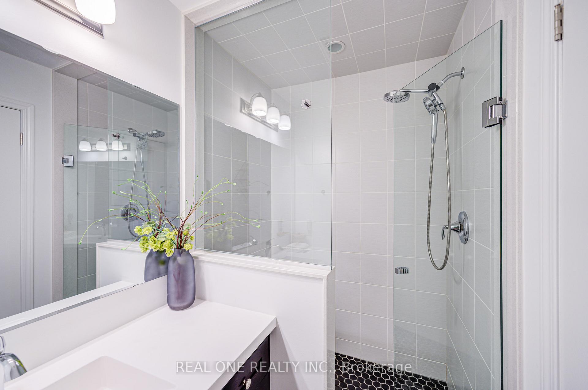 4 Bedrooms Condo at 91 Grovewood Common, Oakville For sale