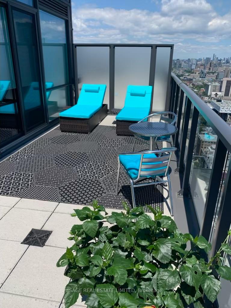 2 Bedrooms Condo at 290 Adelaide, Toronto For sale