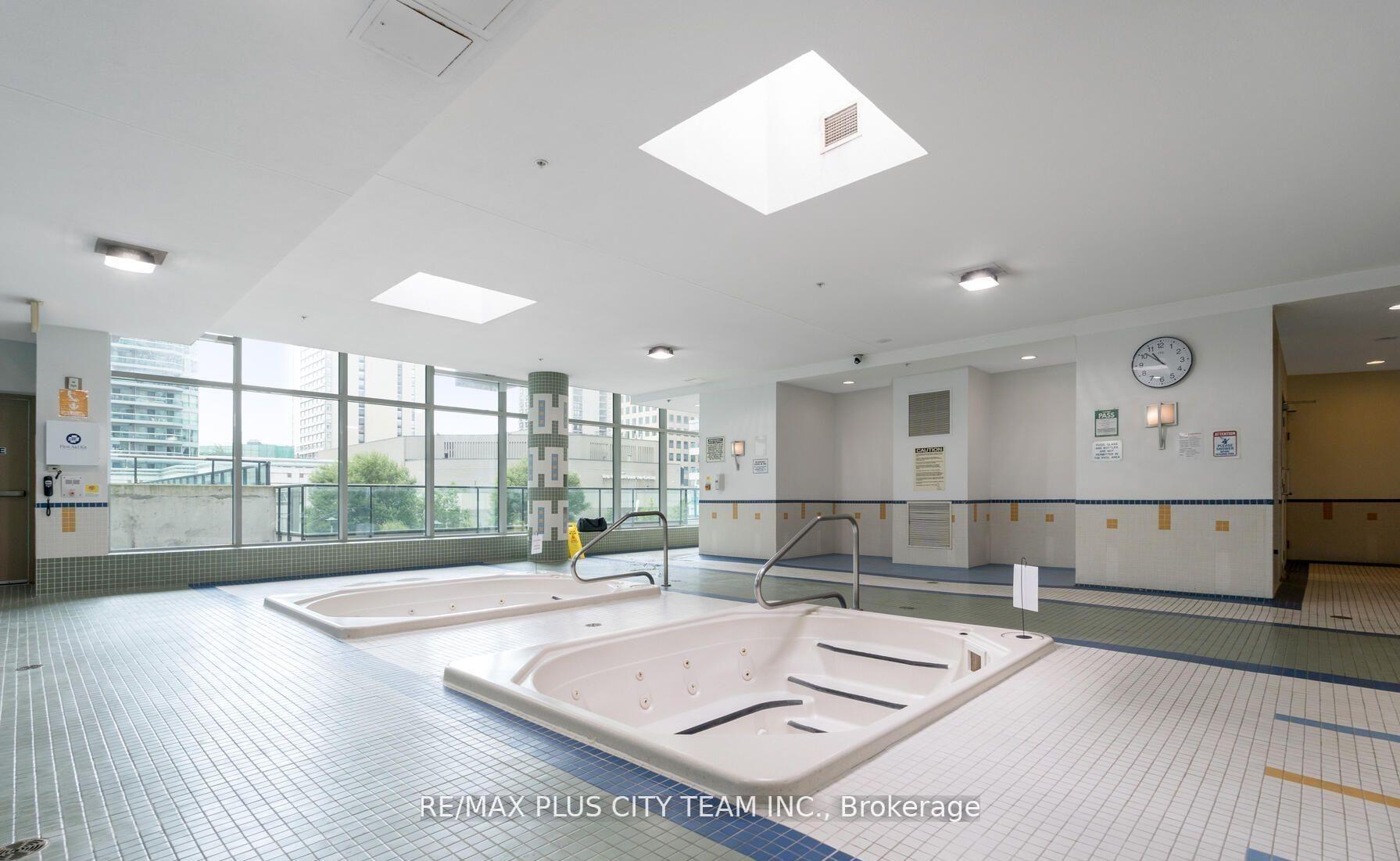 2 Bedrooms Condo at 18 Harbour, Toronto For sale