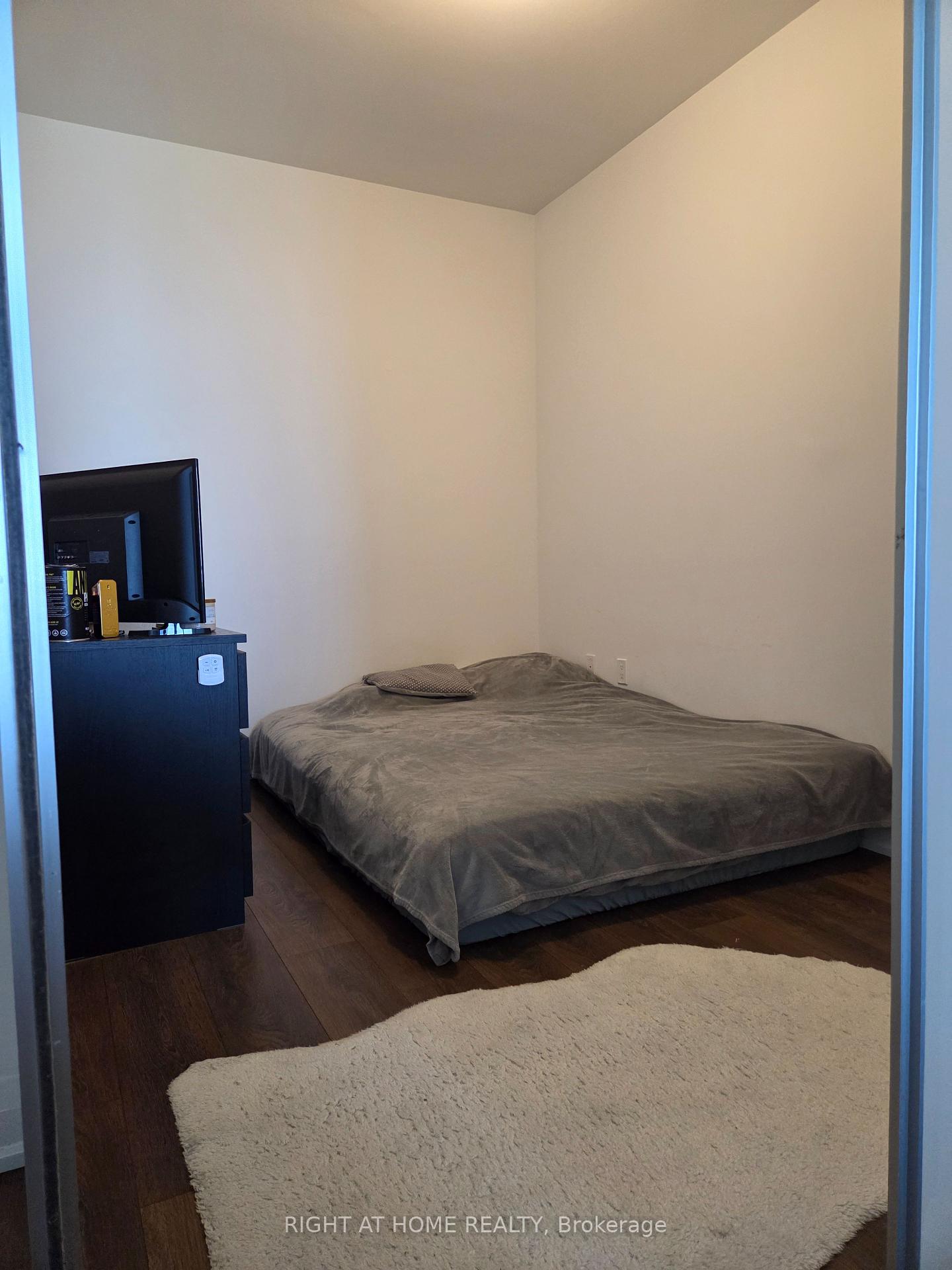 2 Bedrooms Condo at 9 Valhalla Inn, Toronto For sale