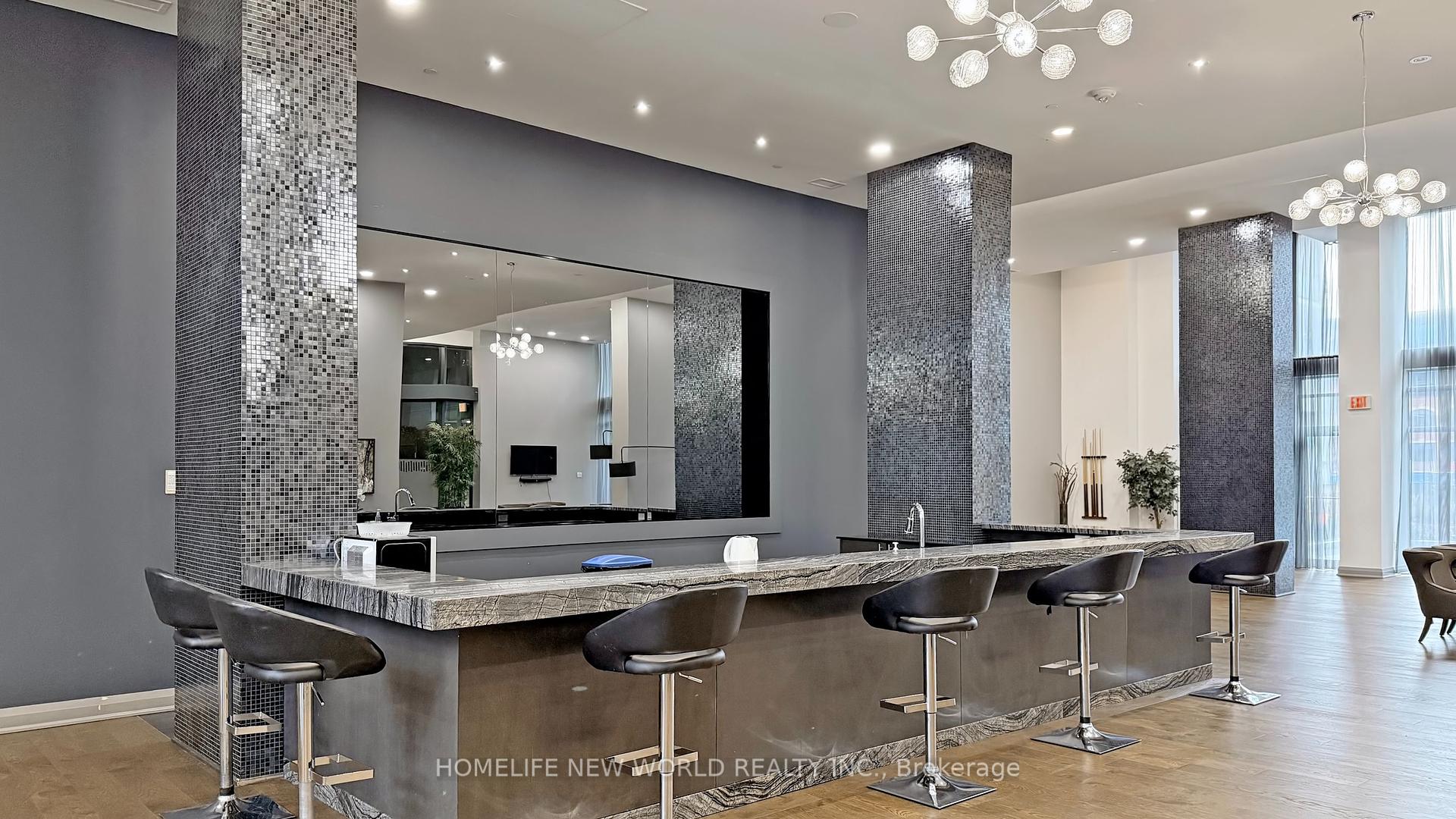 2 Bedrooms Condo at 400 Adelaide, Toronto For sale