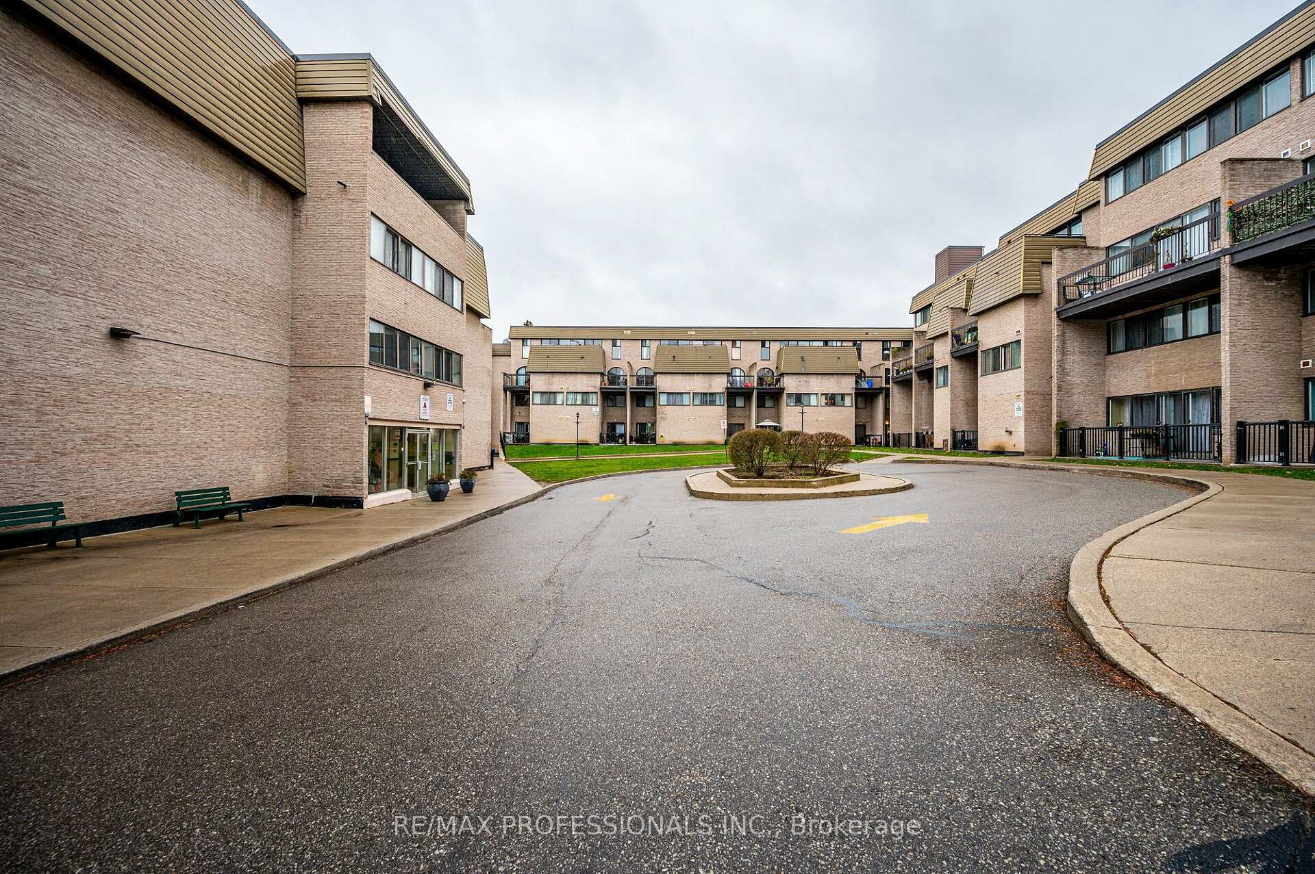 3 Bedrooms Condo at 2095 Roche,  Mississauga For sale