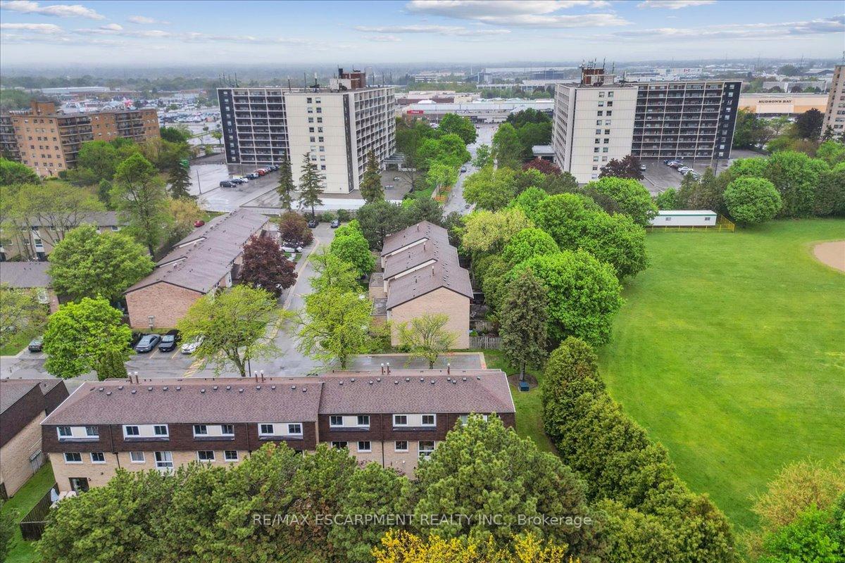 3 Bedrooms Condo at 680 Regency, Burlington For sale