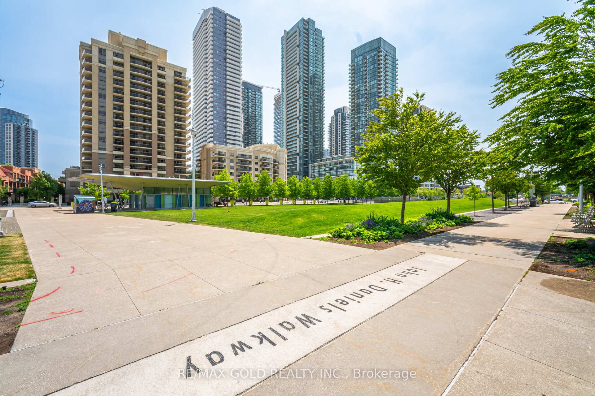 3 Bedrooms Condo at 388 Prince Of Wales, Mississauga For sale