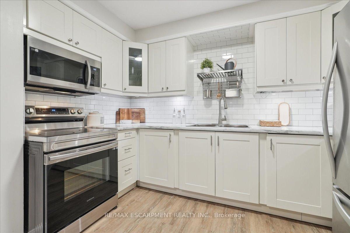 3 Bedrooms Condo at 680 Regency, Burlington For sale