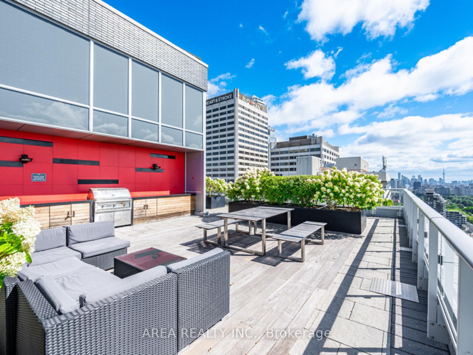 2 Bedrooms Condo at 58 Orchard View, Toronto For sale