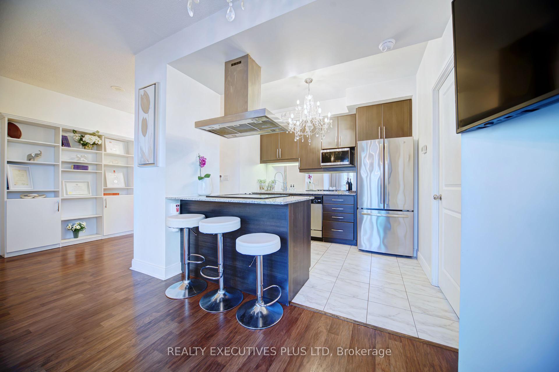 3 Bedrooms Condo at 60 Absolute, Mississauga For sale