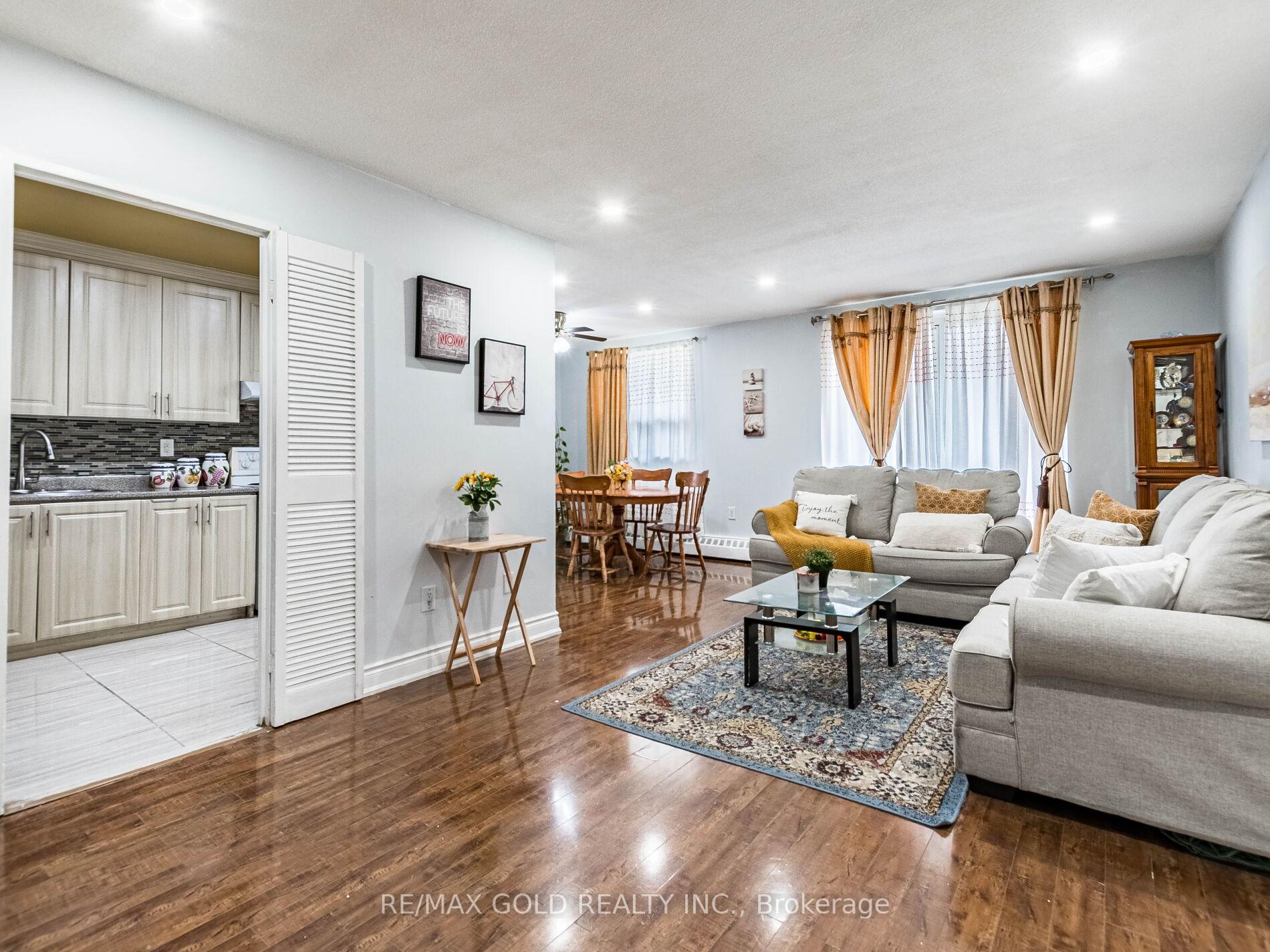 3 Bedrooms Condo at 3555 Derry,  Mississauga For sale