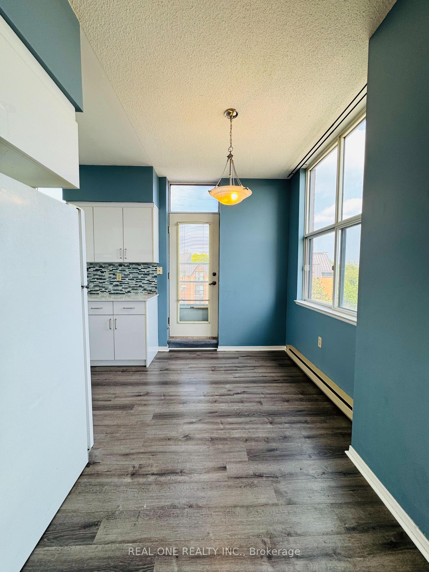 2 Bedrooms Condo at 2199 Sixth, Oakville For sale