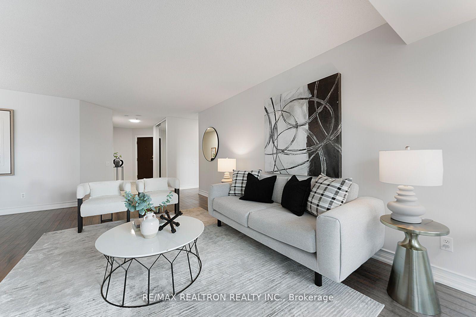2 Bedrooms Condo at 110 Promenade, Vaughan For sale
