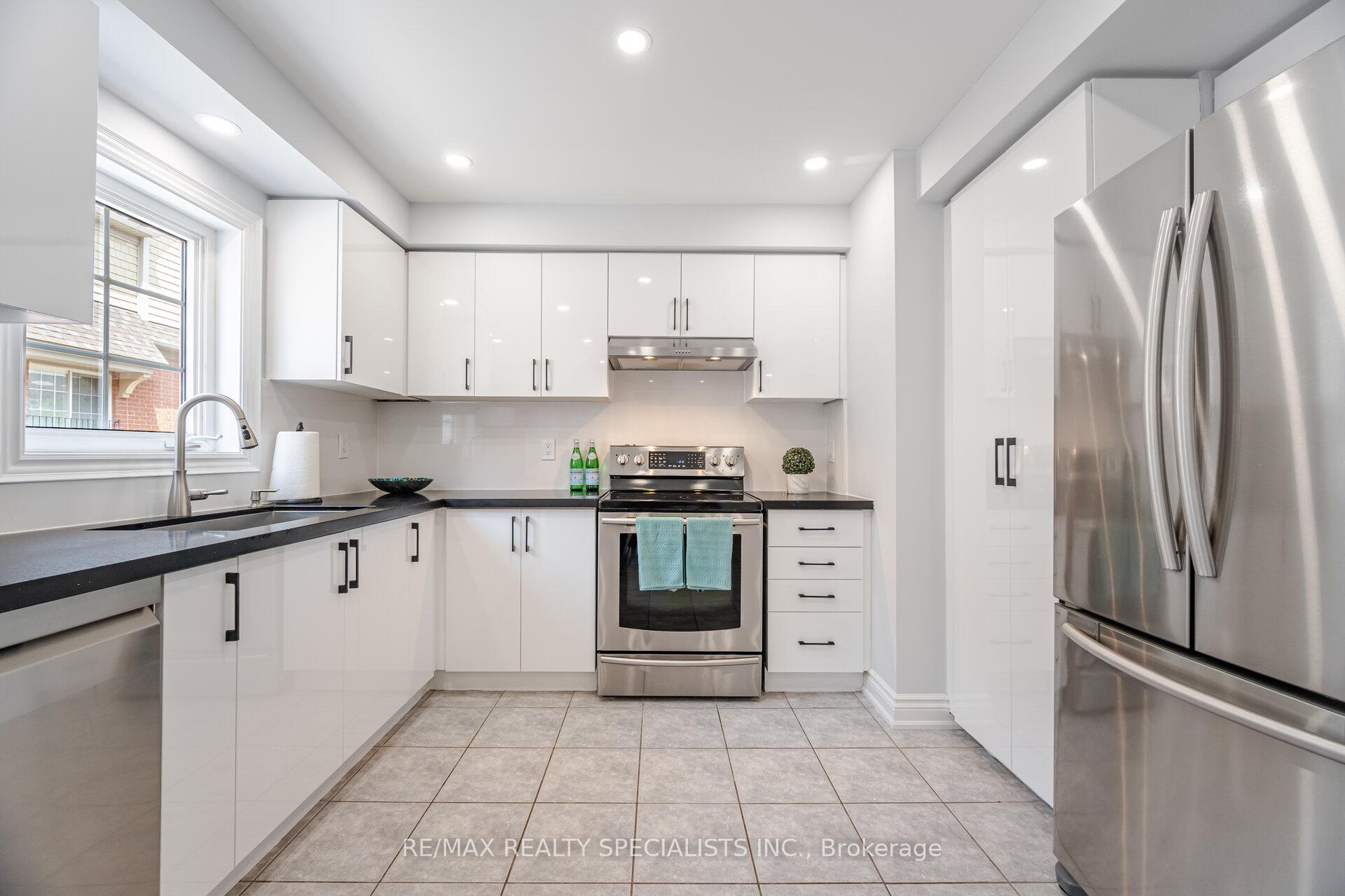 2 Bedrooms Condo at 2341 Parkhaven, Oakville For sale