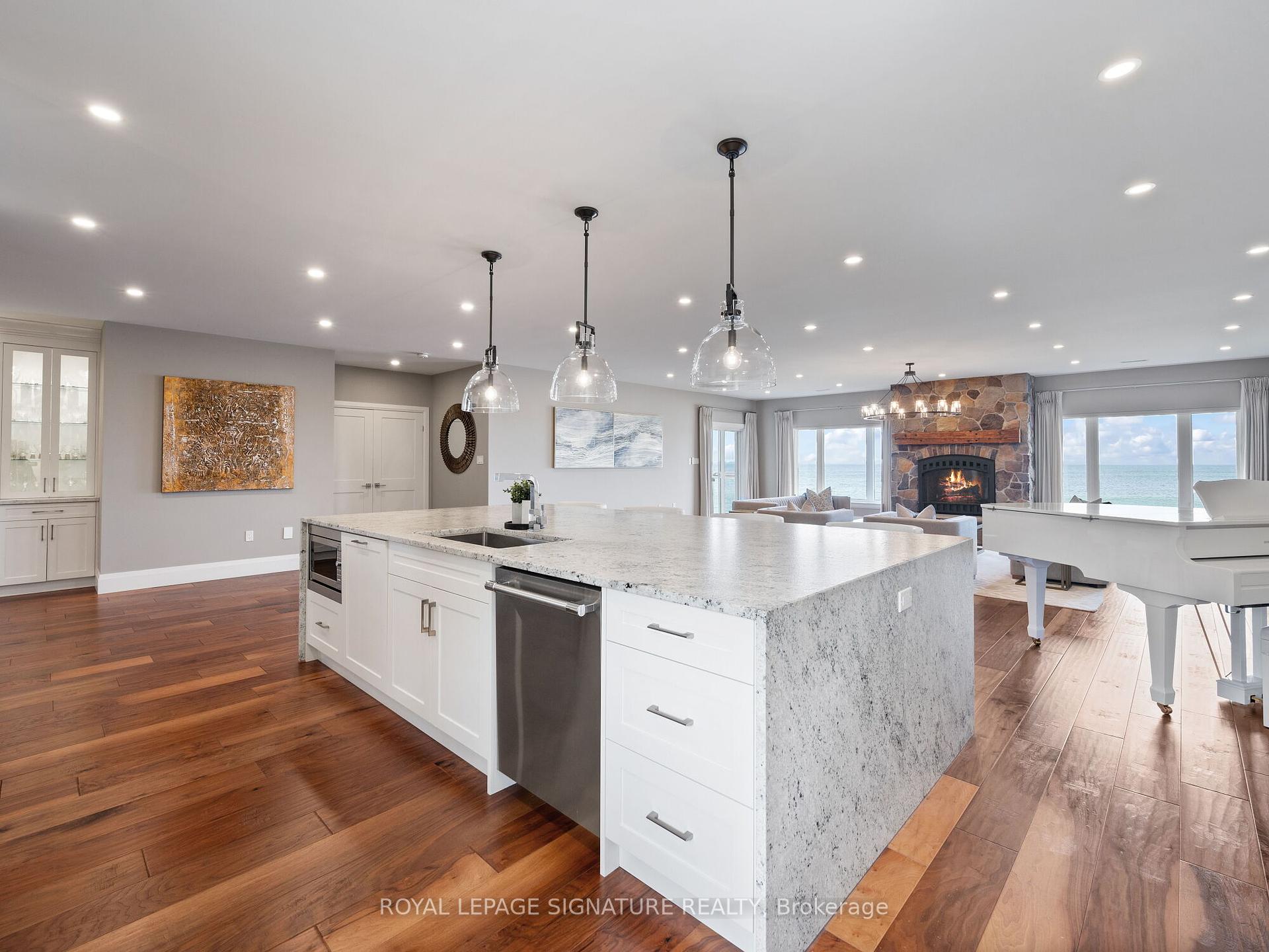 3 Bedrooms Condo at 484 Millen,  Hamilton For sale