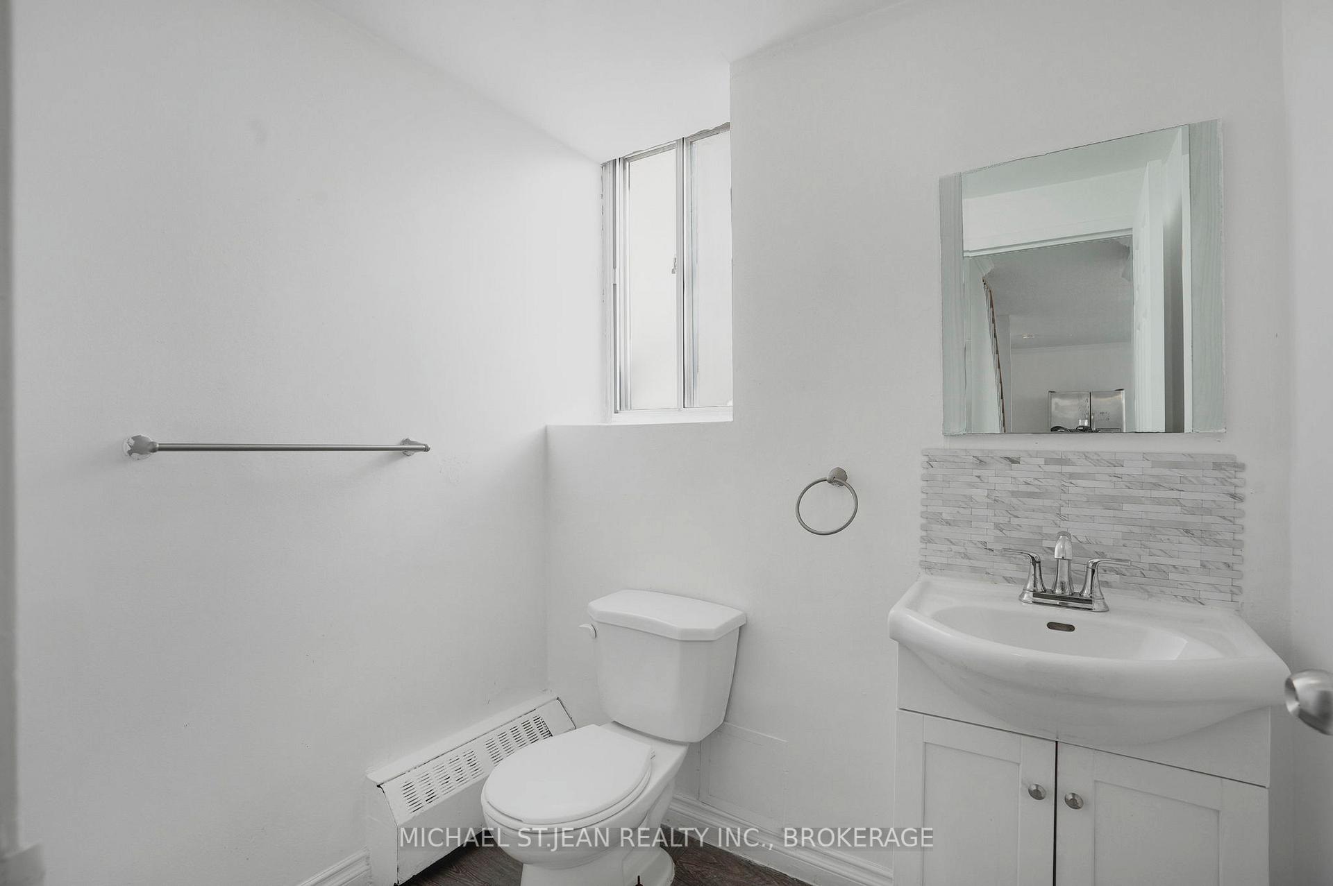 3 Bedrooms Condo at 15 Albright,  Hamilton For sale