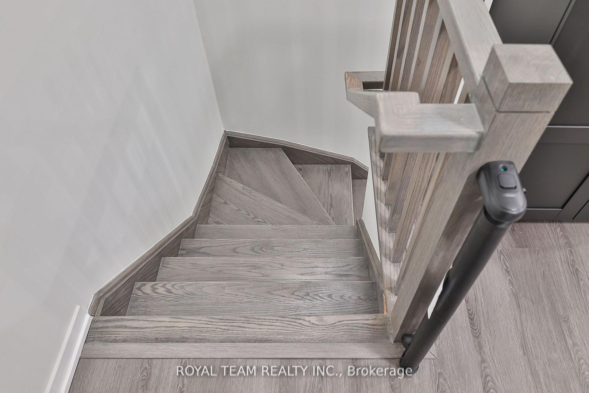 2 Bedrooms Condo at 131 Honeycrisp, Vaughan For sale