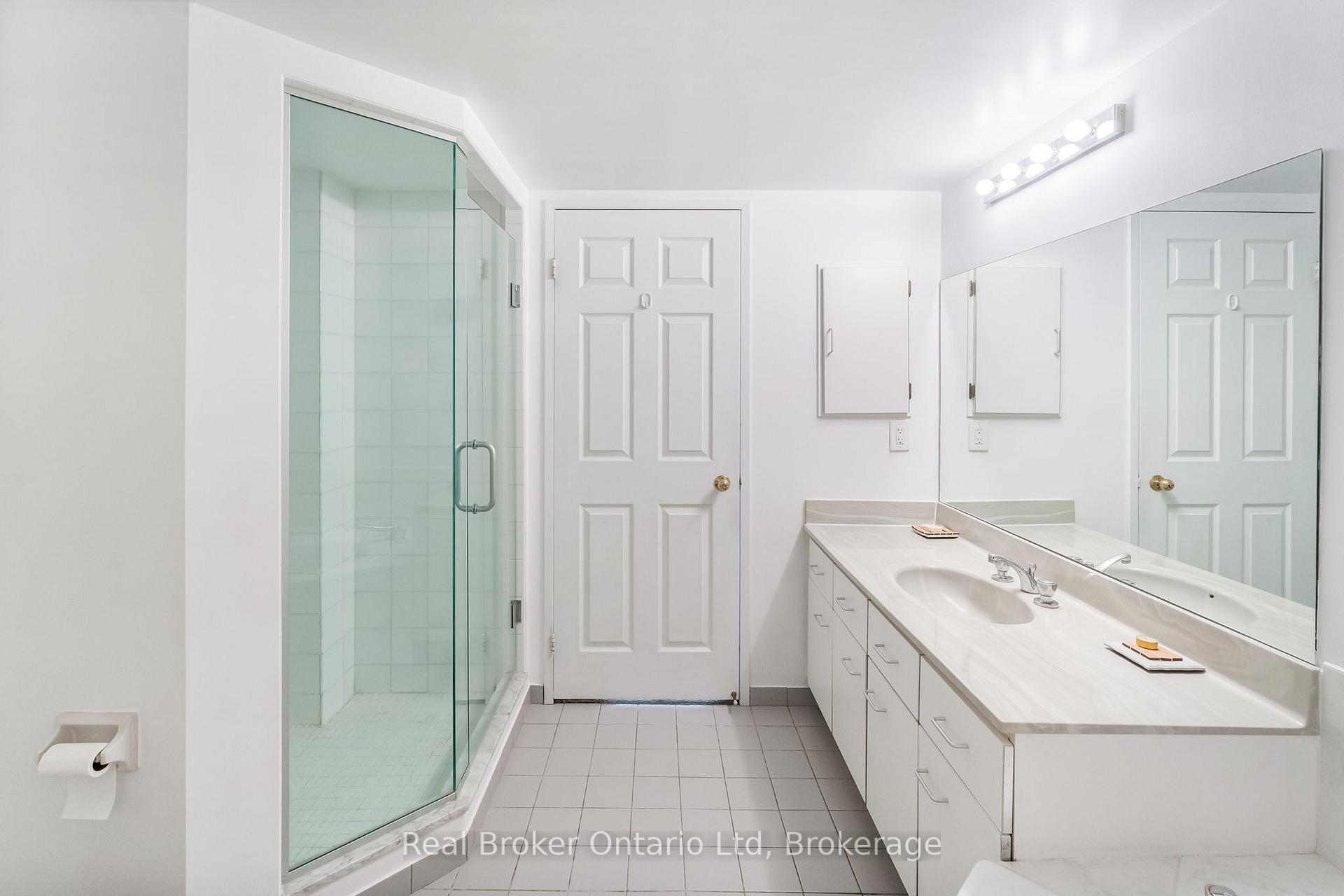 2 Bedrooms Condo at 10 Kenneth, Toronto For sale