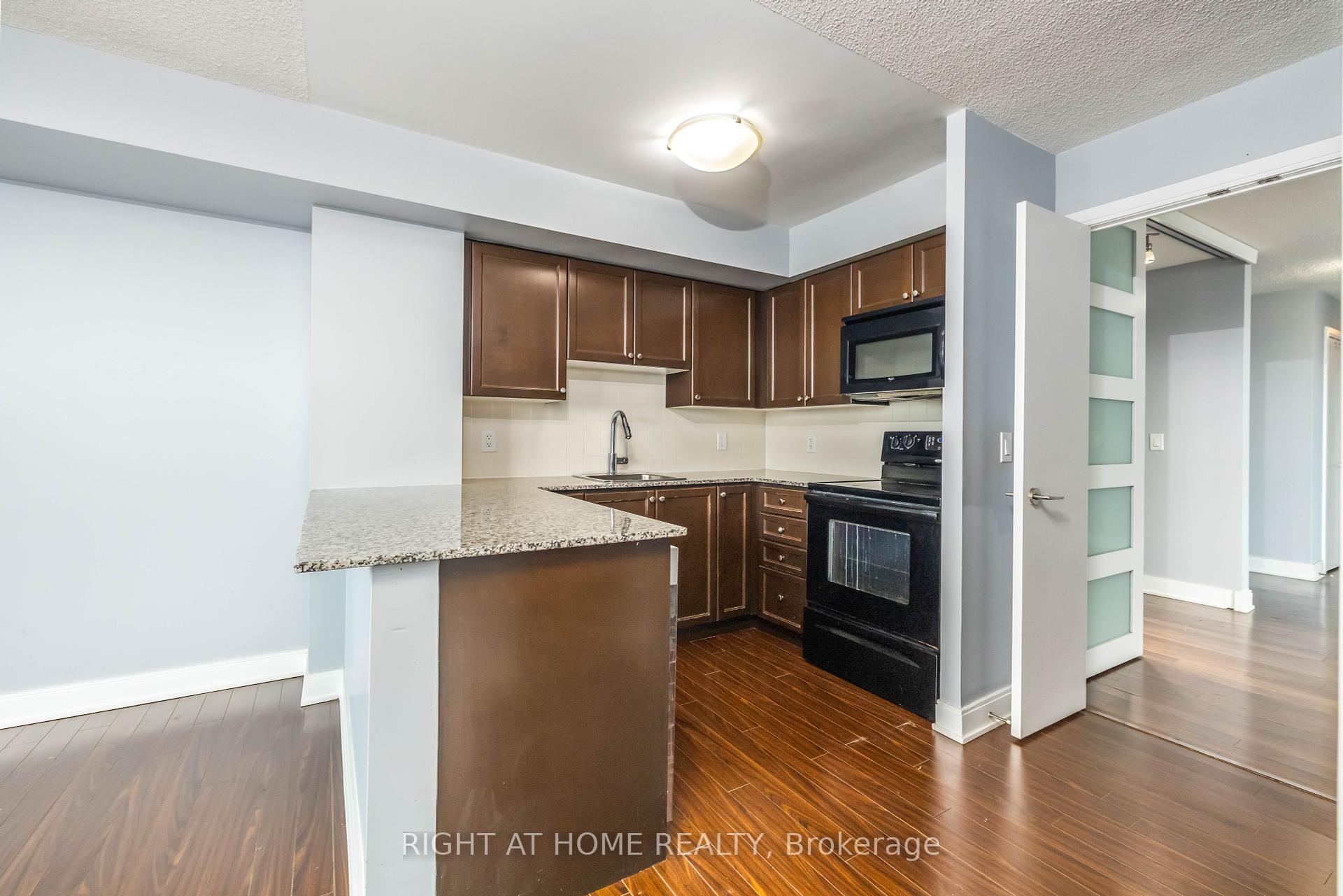 3 Bedrooms Condo at 125 Village Green,  Toronto For sale