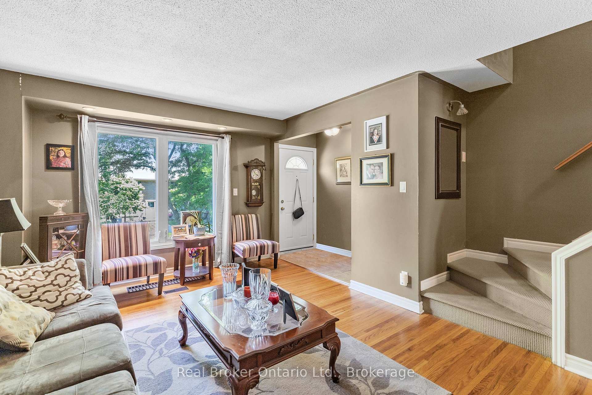 3 Bedrooms Condo at 2111 Meadowbrook, Burlington For sale