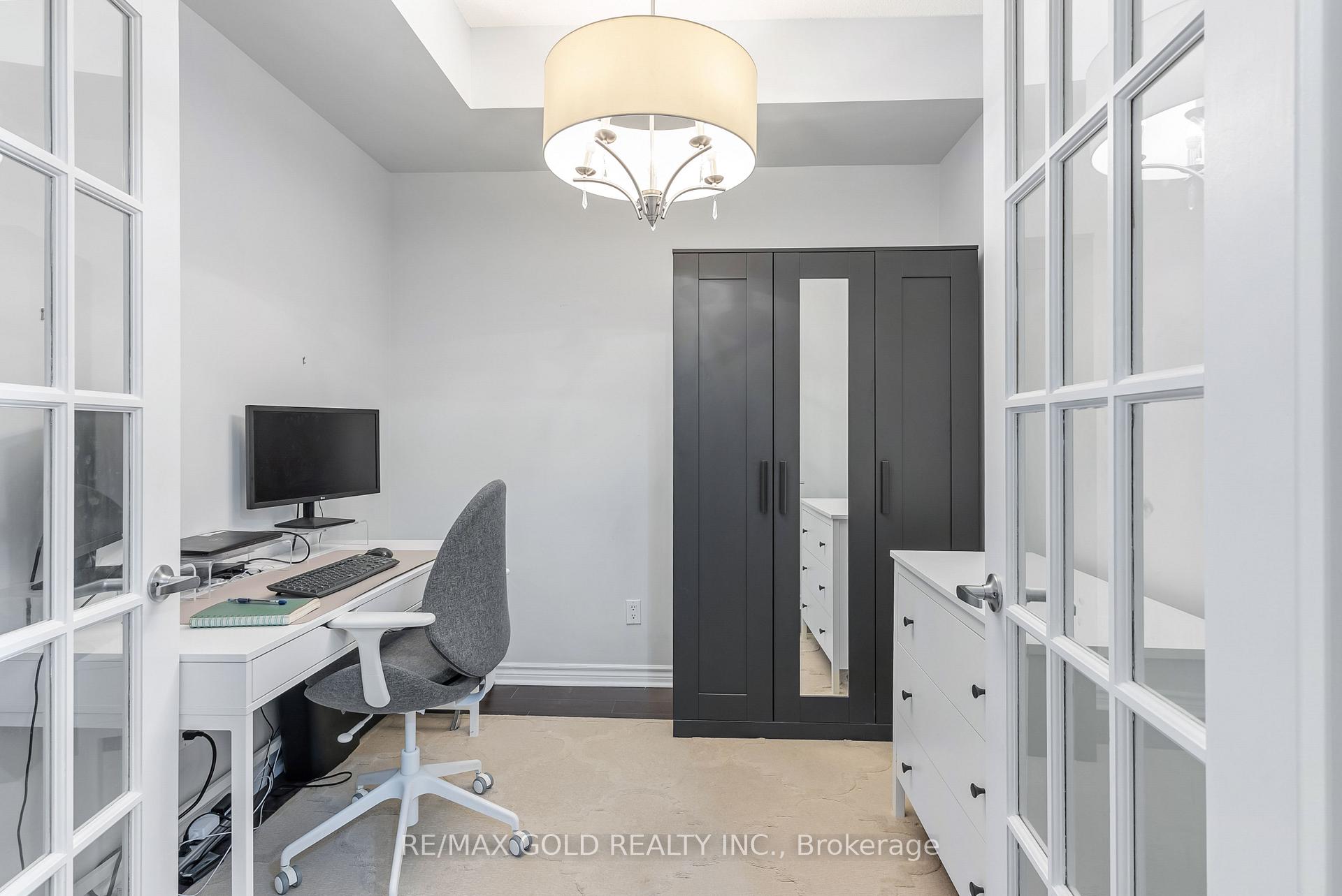 2 Bedrooms Condo at 388 Prince Of Wales, Mississauga For sale