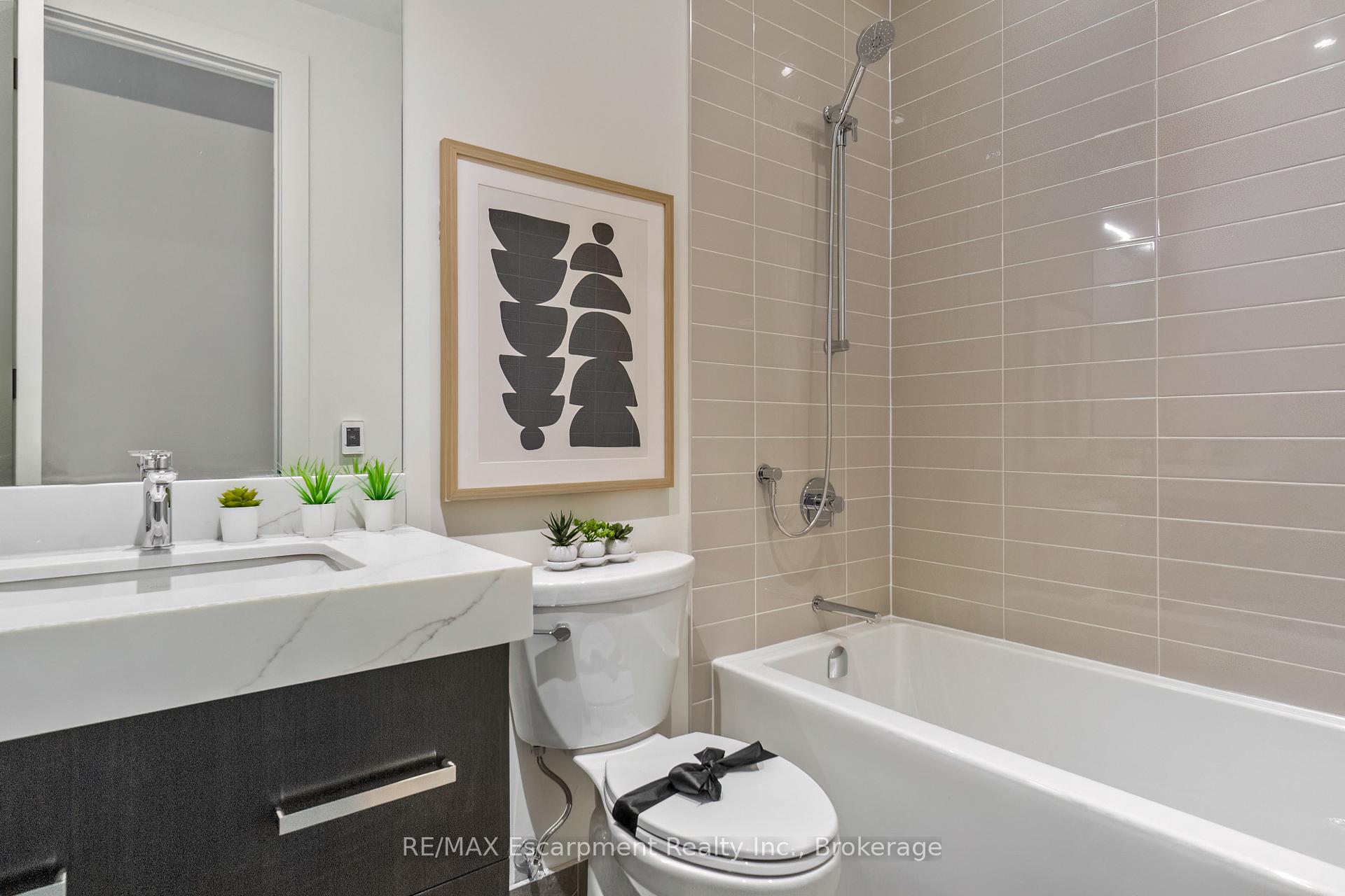 3 Bedrooms Condo at 123 Maurice, Oakville For sale
