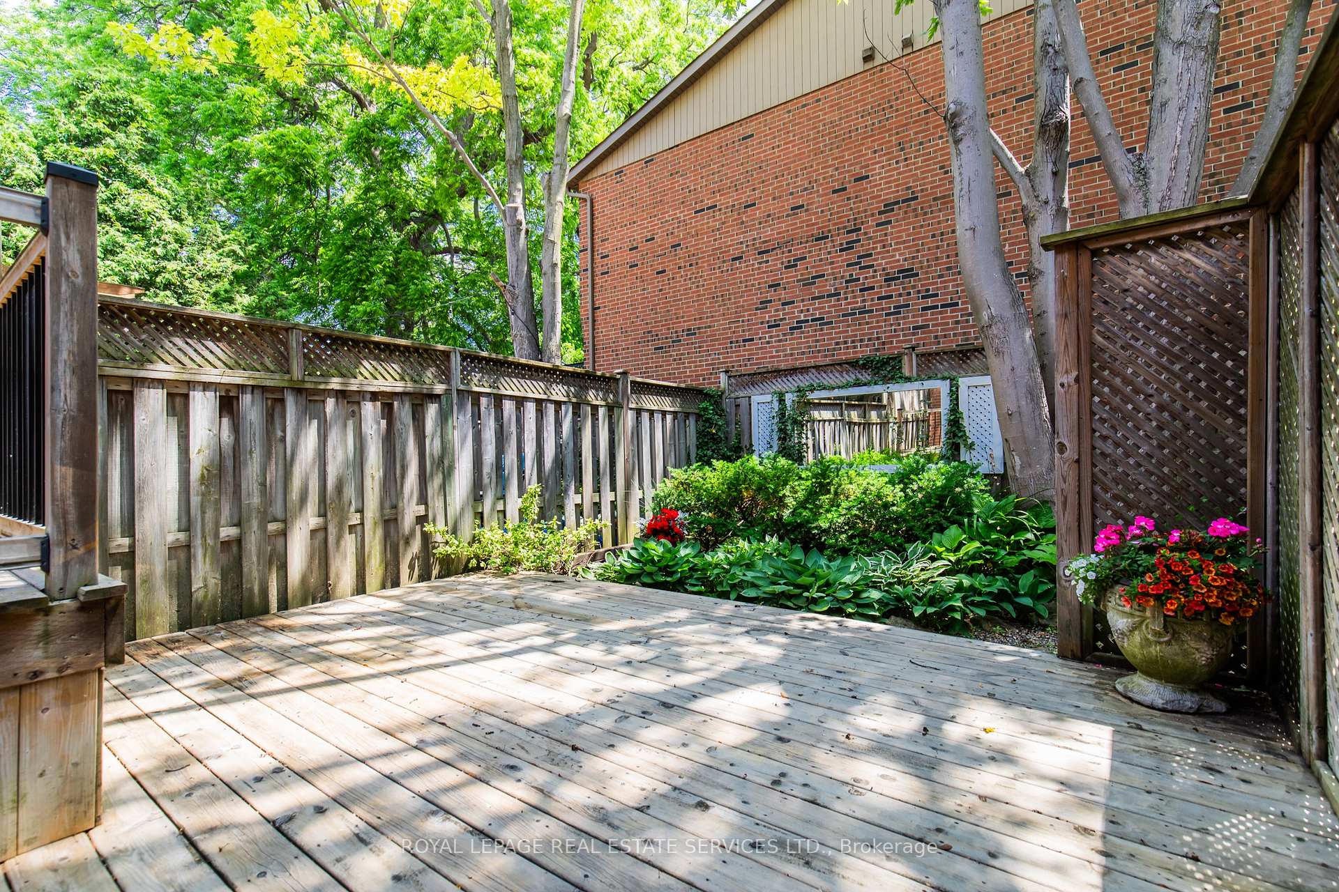 3 Bedrooms Condo at 3122 Lakeshore, Oakville For sale