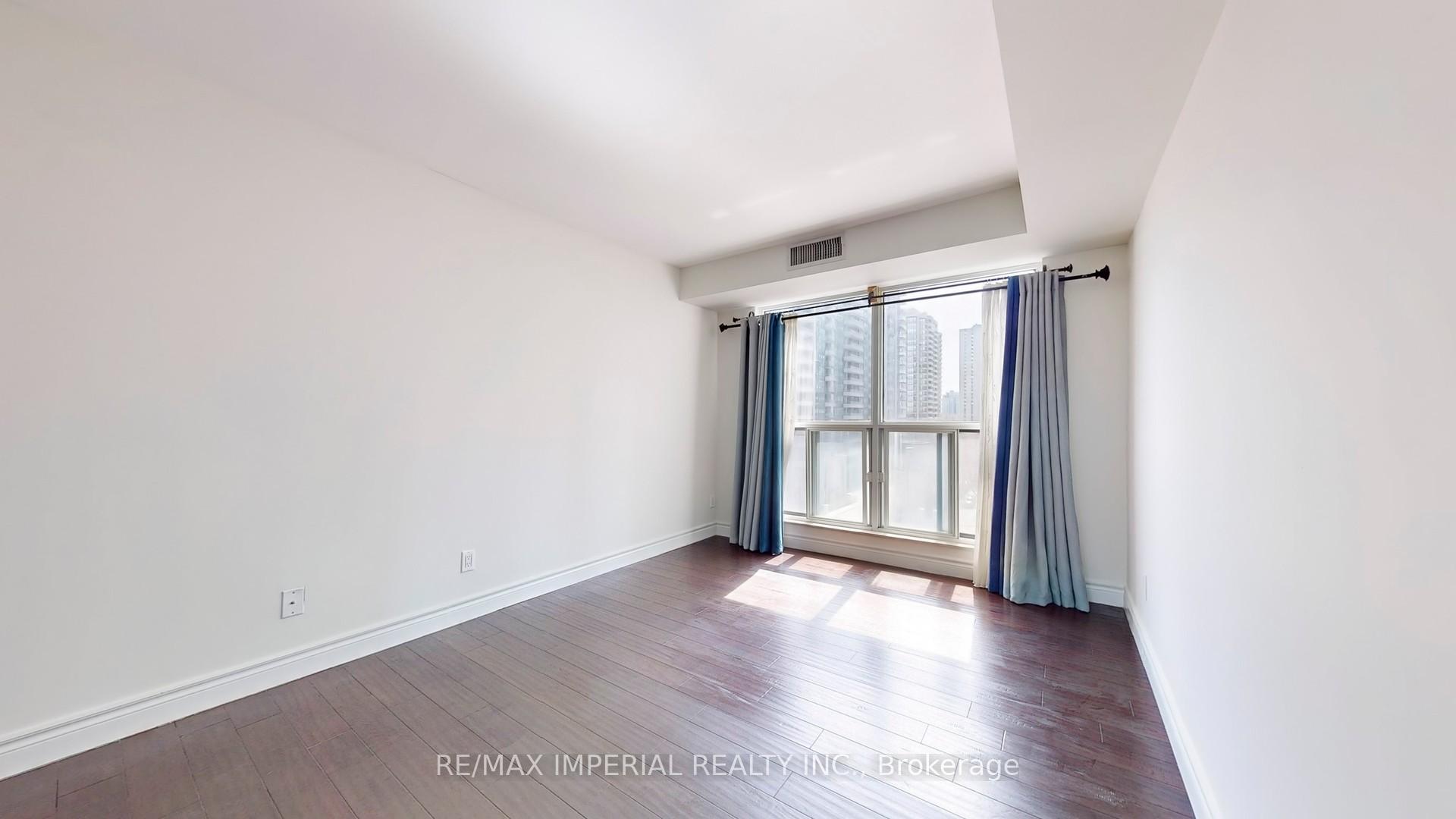 3 Bedrooms Condo at 18 Hollywood, Toronto For sale