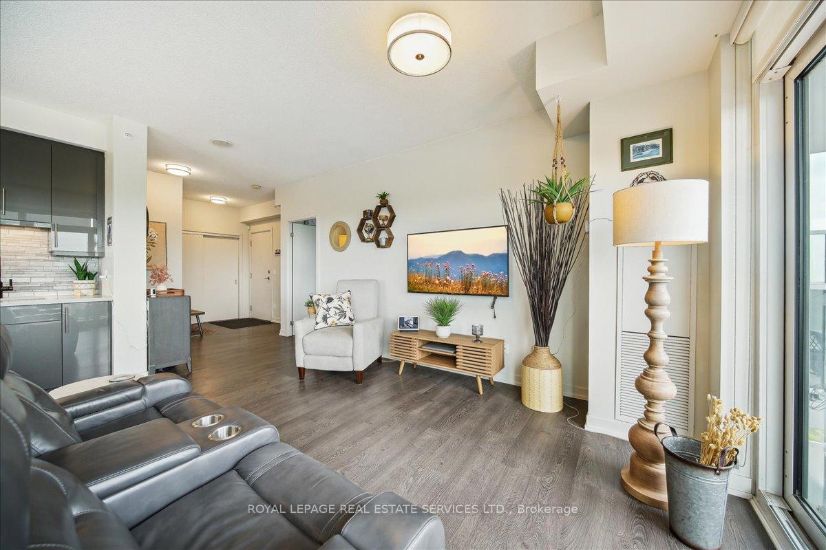 2 Bedrooms Condo at 2081 Fairview, Burlington For sale
