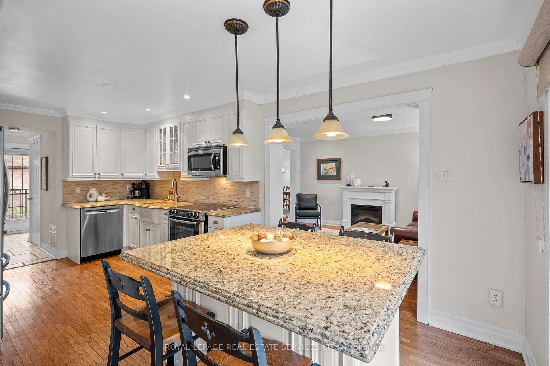 3 Bedrooms Condo at 2098 Marine, Oakville For sale