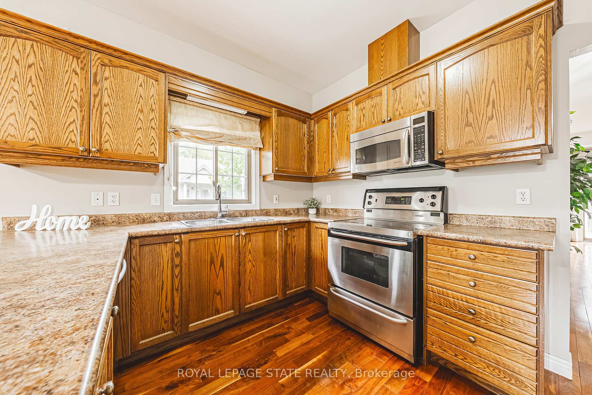 2 Bedrooms Condo at 130 Southbrook, Hamilton For sale