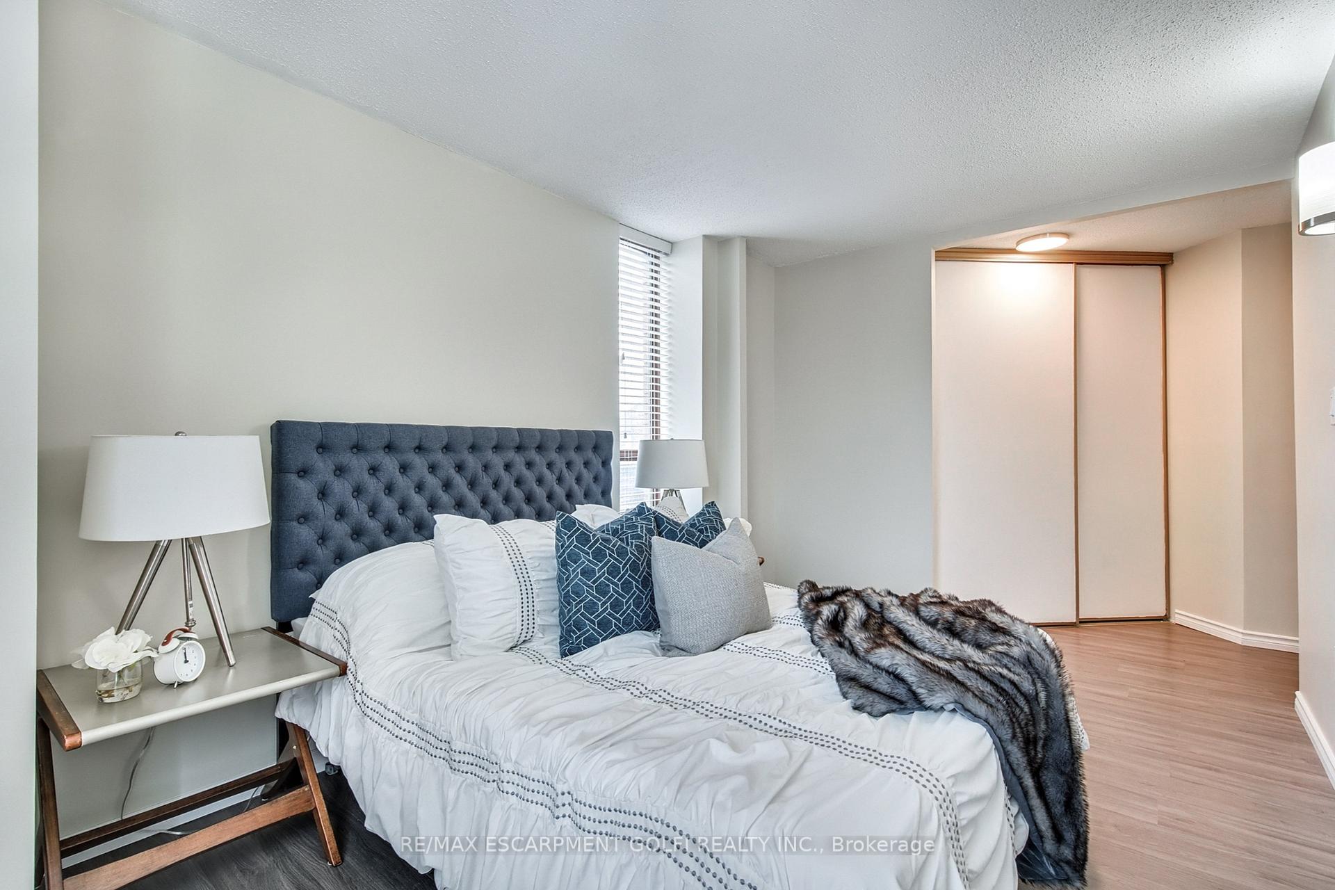 2 Bedrooms Condo at 222 Jackson,  Hamilton For sale