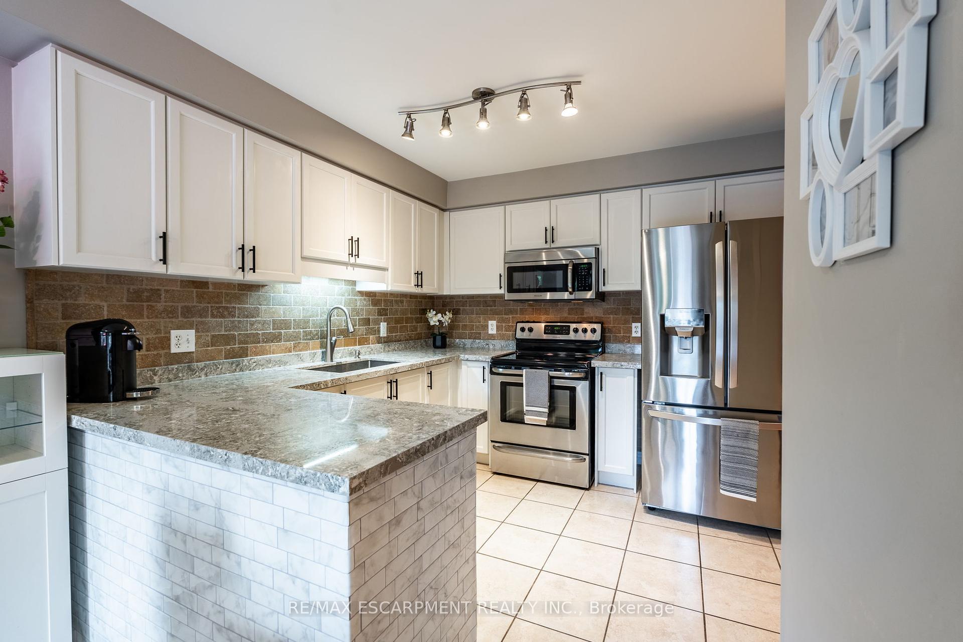 3 Bedrooms Condo at 1461 Upper Gage, Hamilton For sale
