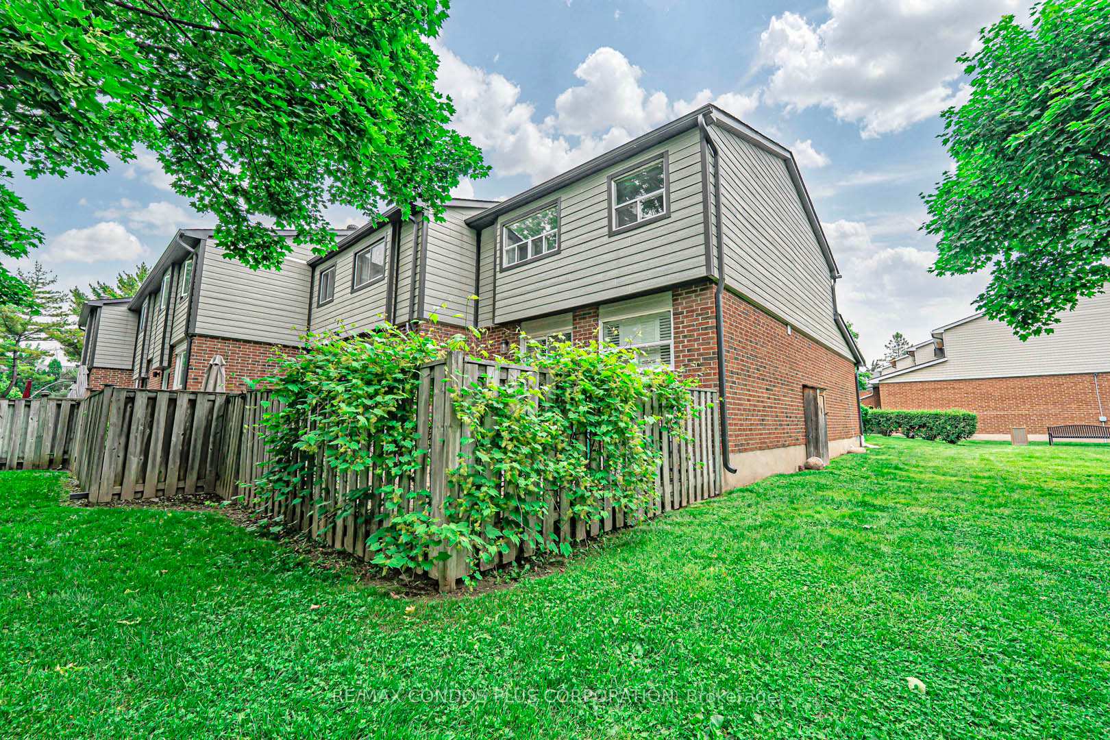 3 Bedrooms Condo at 525 Meadows, Mississauga For sale