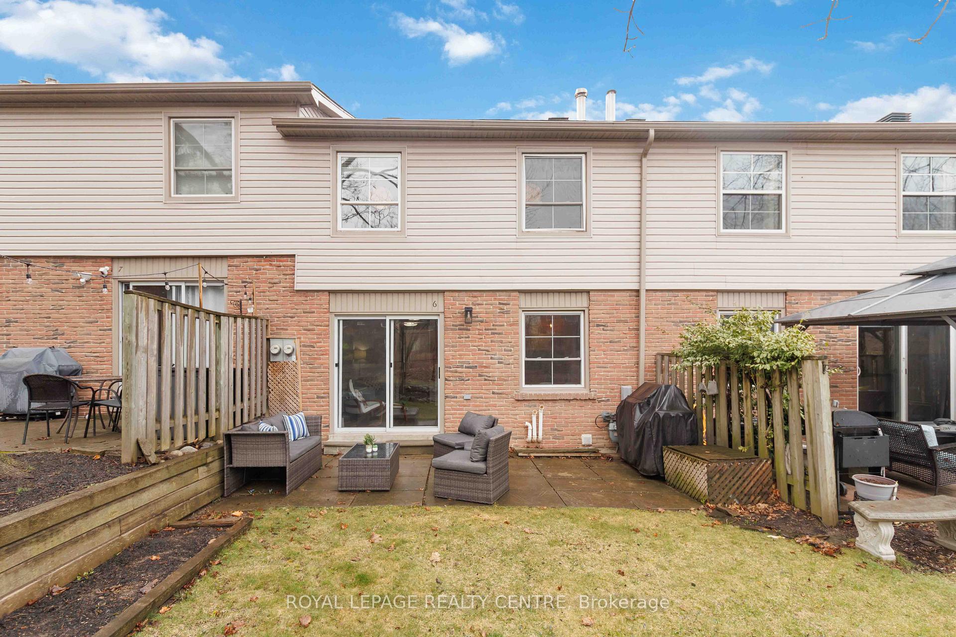3 Bedrooms Condo at 3400 Rhonda, Mississauga For sale