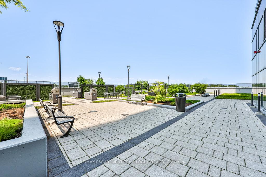 2 Bedrooms Condo at 2081 Fairview,  Burlington For sale