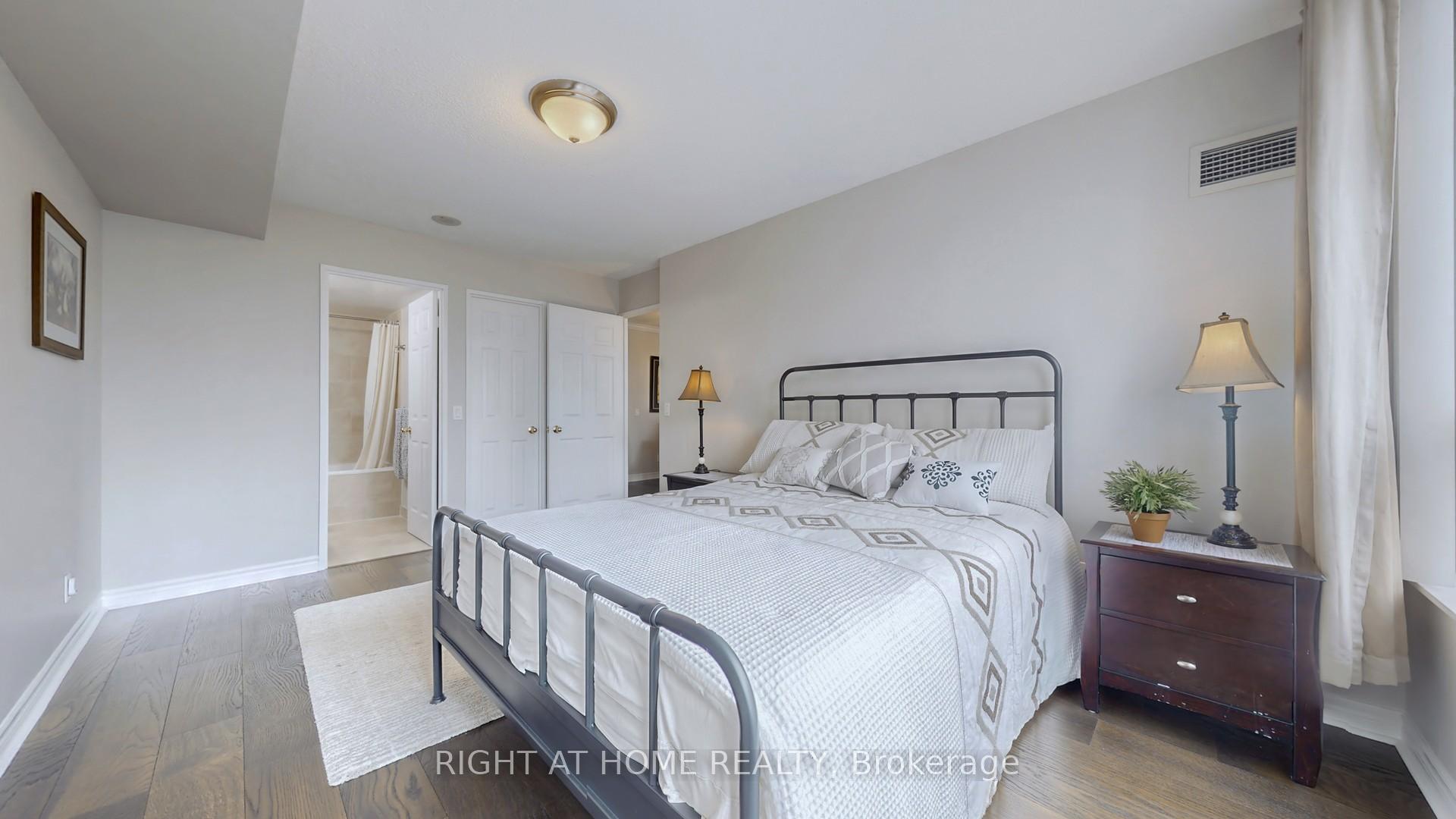 3 Bedrooms Condo at 18 Parkview, Toronto For sale