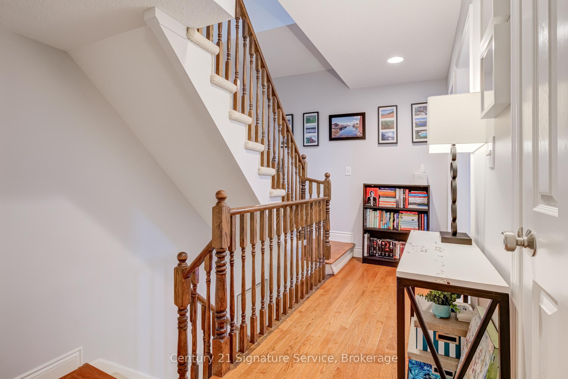 3 Bedrooms Condo at 2230 Walkers, Burlington For sale