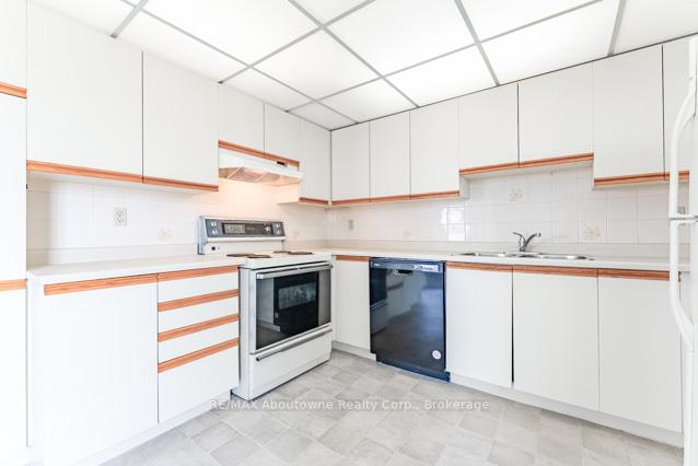 2 Bedrooms Condo at 5080 Pinedale, Burlington For sale