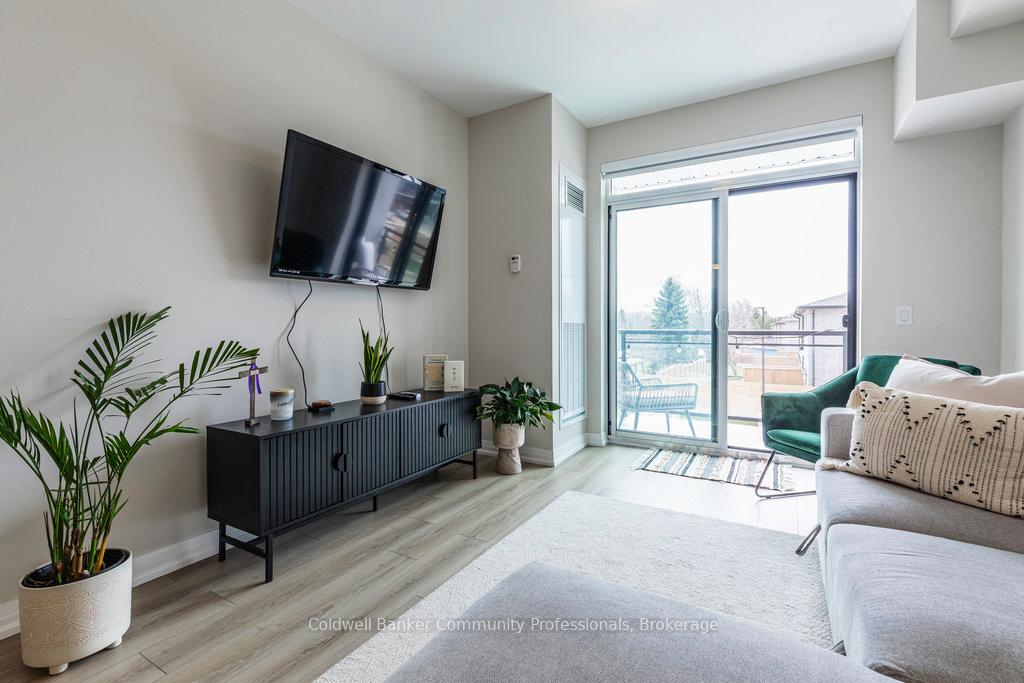 #208 – 120 Springvalley Crescent, Hamilton, ON L9C 0G2