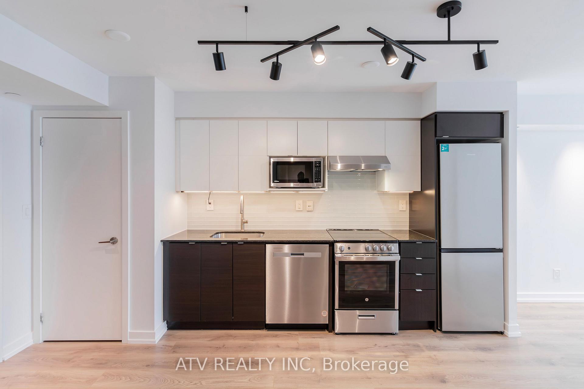 2 Bedrooms Condo at 160 Flemington, Toronto For sale