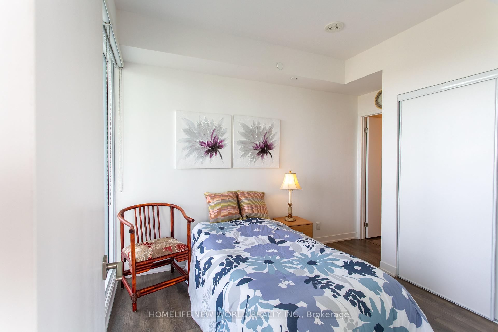 2 Bedrooms Condo at 15 Holmes, Toronto For sale