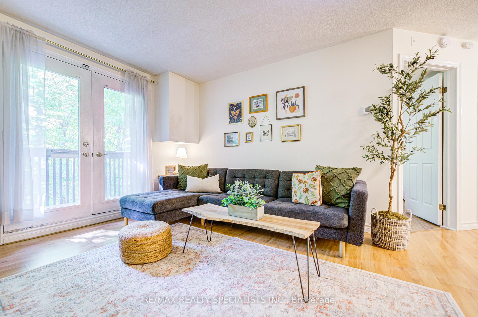 2 Bedrooms Condo at 2030 Cleaver, Burlington For sale