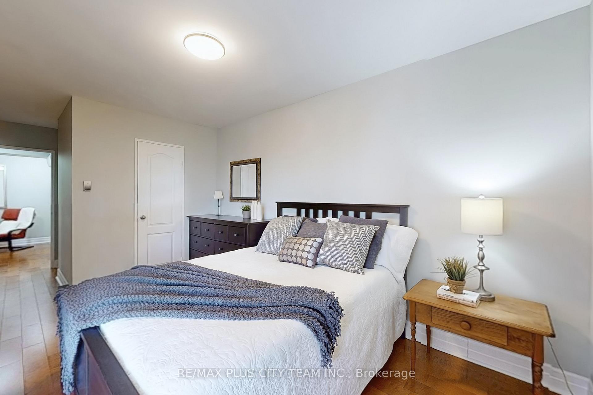 4 Bedrooms Condo at 35 Ormskirk, Toronto For sale