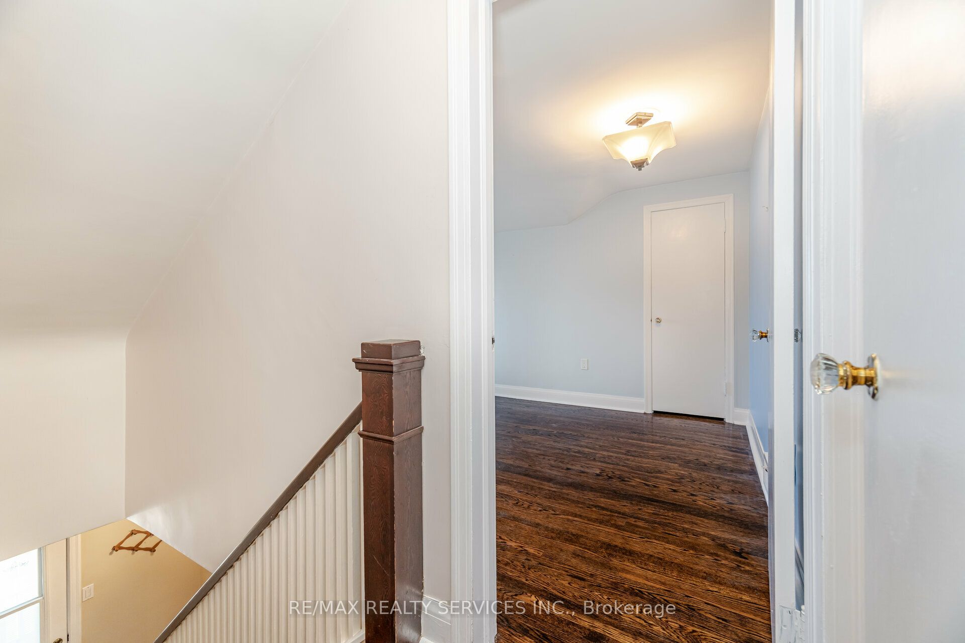 18 Wellington Street W