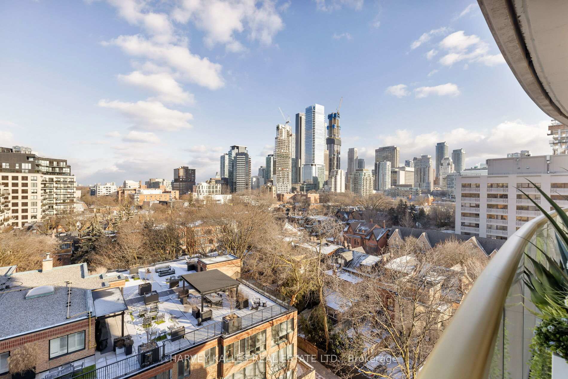151 Avenue Road 805