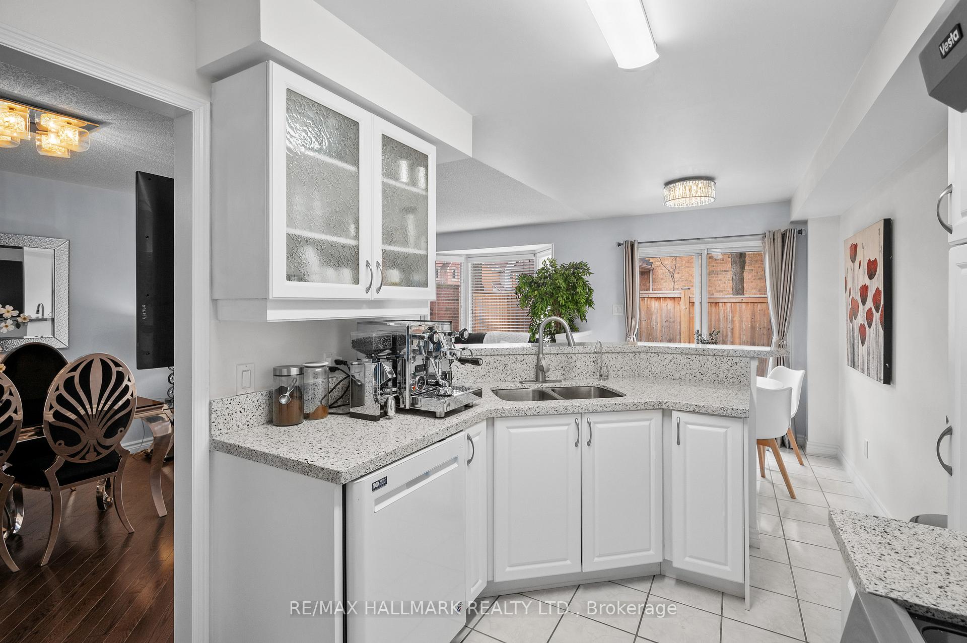 3 Bedrooms Condo at 5950 Glen Erin,  Mississauga For sale