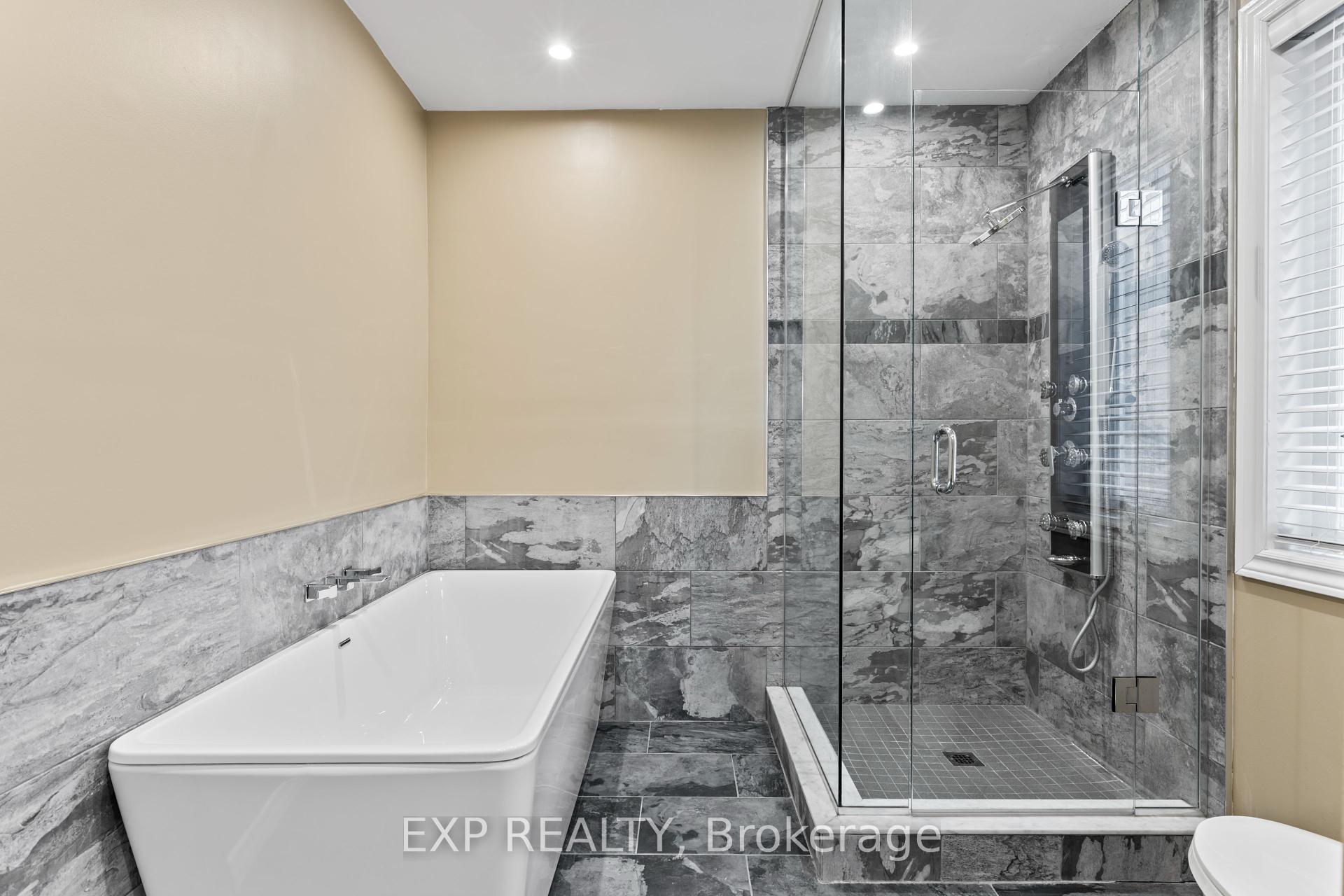 3 Bedrooms Condo at 2205 South Millway, Mississauga For sale